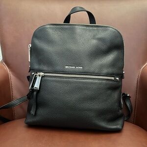 Michael Kors Backpack in black, pebbled leather (Pre-loved)